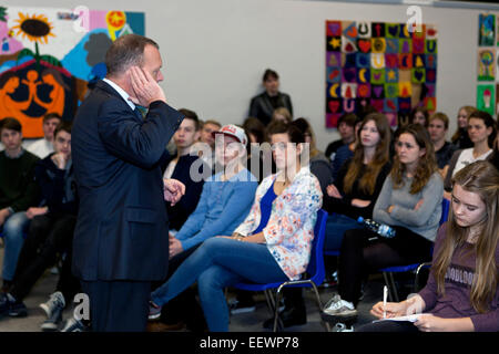 Koge, Danimarca. Il 22 gennaio, 2015. Ex PM, Lars Lokke Rasmussen, Venstre (Inglese:il partito liberale), incontra gli alunni delle scuole, età 15 - 17, in corrispondenza di una scuola pubblica, Sct. Nikolai Skole, Koge (Danese: Køge), vicino a Copenhagen. Qui raffigurato come egli indica che egli ascolta la gente. La data ultima di elezione è il 15 settembre 2015, ma nessuno sa quando il primo ministro sarà spingere il pulsante di elezione. Molti osservatori ritengono che sarà la fine della primavera e leader di partito sono molto impegnati in un incontro di persone - tra cui, come qui, giovani e prossimamente di elettori Credito: OJPHOTOS/Alamy vivere N Foto Stock