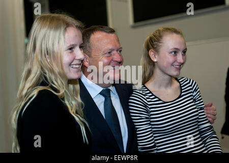 Koge, Danimarca. Il 22 gennaio, 2015. Due alunni prende un selfie con il leader del partito, Lars Lokke Rasmussen (foto, metà). Il sig. Rasmussen, Venstre (inglese: il partito liberale) è durante questa settimana tour del paese incontro elettori e si riscalda per la prossima elezione. Ultima data delle elezioni è il 15 settembre 2015, ma molti osservatori ritengono che sarà la fine della primavera o inizio estate Credit: OJPHOTOS/Alamy Live News Foto Stock