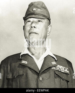 Tomoyuki Yamashita (1885-1946), Imperial esercito giapponese generale durante la II Guerra Mondiale che ha invaso il British possedimenti della Malesia e di Singapore. Dal 29 Ottobre al 7 dicembre 1945, un American tribunale militare di Manila ha cercato Yamashita generale per i crimini di guerra relative al massacro di Manila e molte atrocità nelle Filippine e Singapore. La Corte ha riscontrato Yamashita colpevole come caricato e lo ha condannato a morte. Fotografia scattata 29 ottobre 1945 all inizio della sua prova. Foto Stock