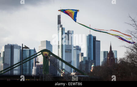 Un colorato aquilone vola nel vento contro l'alto-aumento skyline di Francoforte sul Meno, Germania, 11 gennaio 2015. Foto: Frank Rumpenhorst/dpa Foto Stock