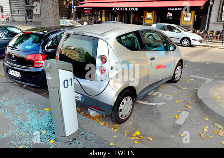 Parigi, Francia. Autolib auto elettrica essere ricaricati in strada Foto Stock