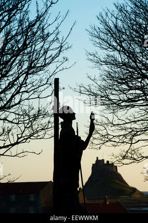 St Aidan scultura in Lindisfarne Priory. A Isola Santa Lindisfarne, Northumberland. In Inghilterra. Silhouette Foto Stock