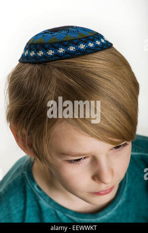 Ritratto in studio di ragazzo bianco con gli ebrei kipa o yarmulke Foto Stock