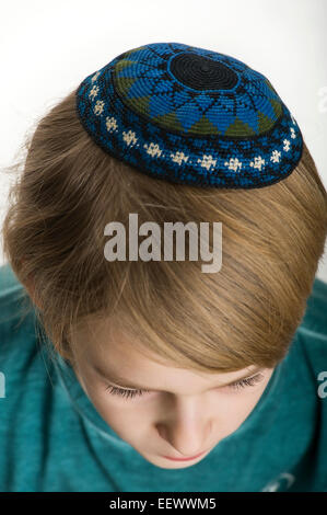 Ritratto in studio di ragazzo bianco con gli ebrei kipa o yarmulke Foto Stock