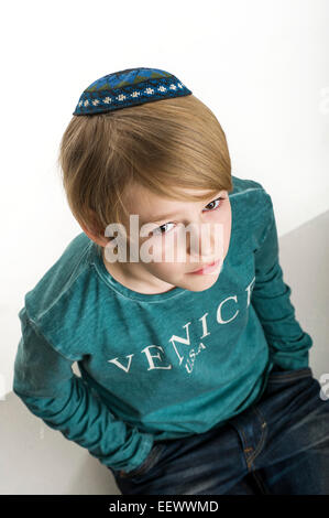 Ritratto in studio di ragazzo bianco con gli ebrei kipa o yarmulke Foto Stock