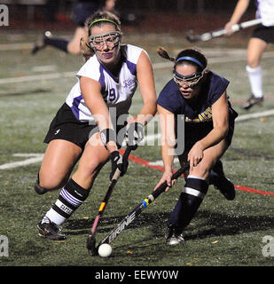 Guilford, CT, Stati Uniti d'America-- North Branford's Meagan Halligan, sinistra e Lauralton Hall Christina Gould battaglia per un centrocampo palla durante la prima metà . 11/15/11 Foto Stock