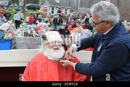 Semour CT USA-- Santa (Jim Chedister di Trumbull) ottiene un rivestimento da Tom Baklik, proprietario di The Yankee Clipper Barber shop sulla strada Chucta. La prima colazione con Santa evento 5-600 ha attirato ospiti con giocattoli per il team valle giocattoli 4 Kids toy drive. 11/26/11 Foto Stock