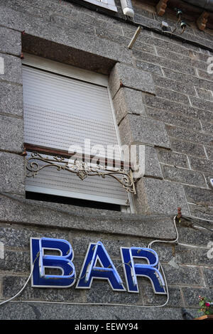 Bar insegna al neon sotto una finestra chiusa di una facciata Foto Stock