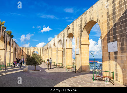 I turisti in Lower Barrakka Gardens Valletta Malta EU Europe Foto Stock
