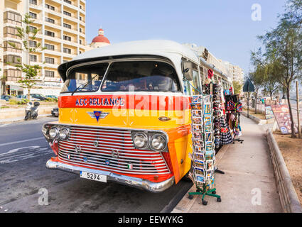 Vintage Classic Malta Bus ora un mobile del negozio di souvenir de La Valletta Malta EU Europe Foto Stock