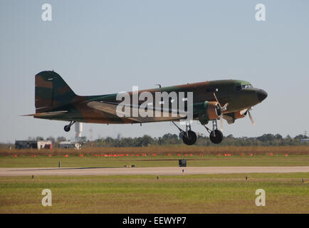 Vecchio propulsore aereo in fase di decollo da un aeroporto DC-3 Foto Stock