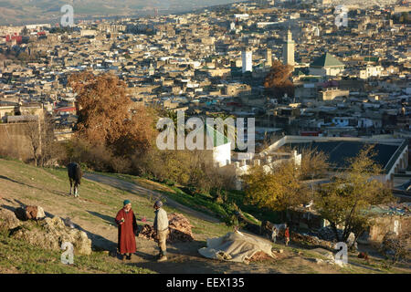 Due uomini sulla collina sopra la Medina di Fez sul tramonto, Marocco, Africa Foto Stock