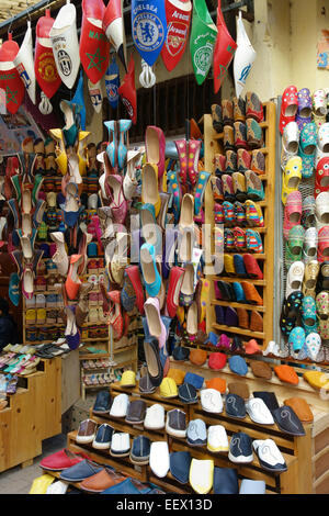 Marocchino scarpe in pelle in vendita nel negozio di souvenir, Fez, in Marocco Foto Stock
