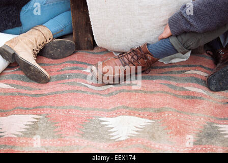 Apple Orchard. Piedi di due persone su una coperta Foto Stock