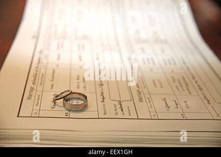 Sposa e lo Sposo nozze d argento anelli su documento del registro di sistema Foto Stock