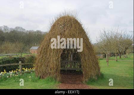 Sculture nei giardini a Anne Hathaway Cottage, la moglie di William Shakespeare a Stratford upon Avon, England, Regno Unito Foto Stock