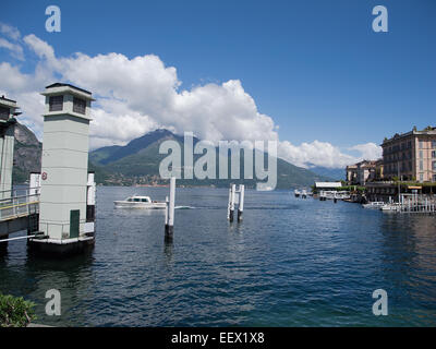 Tappa di atterraggio a Bellagio sul Lago di Como in Italia con un piccolo lancio a motore e sfondo di montagna all'inizio dell'estate Foto Stock