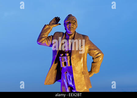 Statua di Eric Morecambe dallo scultore Graham Ibbeson, sul promemade a Morecambe, Lancashire, Inghilterra, Regno Unito Foto Stock