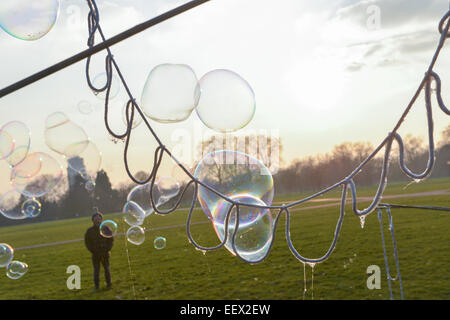 Hyde Park, London, Regno Unito. Il 22 gennaio 2015. Richard Shaw crea bolle di sapone come il sole tramonta in un freddo giorno di Hyde Park, Londra. Credito: Matteo Chattle/Alamy Live News Foto Stock