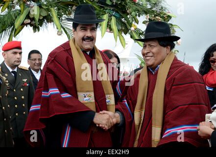 La Paz in Bolivia. Il 22 gennaio, 2015. Venezuela del Presidente Nicolas Maduro (L), è accolto all'arrivo a El Alto, aeroporto di La Paz dipartimento, Bolivia, a gennaio 22, 2015. Presidente Nicolas Maduro è venuto in Bolivia per partecipare alla inaugurazione del presidente boliviano Evo Morales. Credito: Carlos Barrios/ABI/Xinhua/Alamy Live News Foto Stock