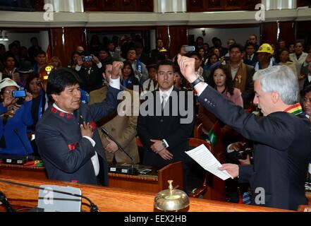 La Paz in Bolivia. Il 22 gennaio, 2015. Bolivia il Presidente Evo Morales (L anteriore) giuramenti durante l inaugurazione del suo terzo mandato al Palazzo Legislativo di La Paz, Bolivia, a gennaio 22, 2015. Credito: Carlos Barrios/ABI/Xinhua/Alamy Live News Foto Stock