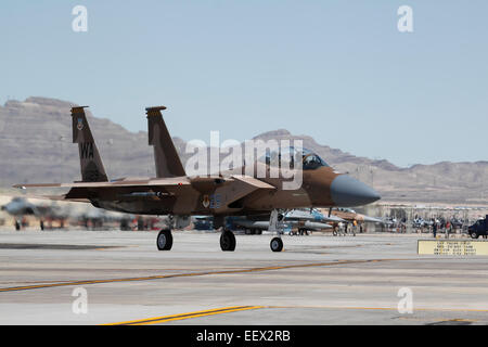 Un aggressore aeromobili del sessantacinquesimo Aggressor Squadron si prepara a prendere il via a una bandiera rossa esercizio. Foto Stock