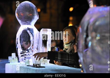 Plzen, Repubblica Ceca. Xvii gen, 2015. Il gala di apertura della Capitale Europea della Cultura 2015 (ECC) progetto inizia presso la piazza centrale di Plzen, Repubblica Ceca, sabato 17 gennaio, 2015. Capitale europea della cultura del progetto in Plzen offrirà circa 600 eventi di quest'anno, compresi nuovo Circo e spettacoli teatrali, concerti e mostre. © Pavel Nemecek/CTK foto/Alamy Live News Foto Stock