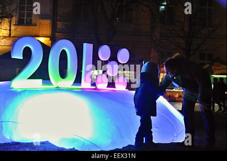 Plzen, Repubblica Ceca. Xvii gen, 2015. Il gala di apertura della Capitale Europea della Cultura 2015 (ECC) progetto inizia presso la piazza centrale di Plzen, Repubblica Ceca, sabato 17 gennaio, 2015. Capitale europea della cultura del progetto in Plzen offrirà circa 600 eventi di quest'anno, compresi nuovo Circo e spettacoli teatrali, concerti e mostre. © Pavel Nemecek/CTK foto/Alamy Live News Foto Stock