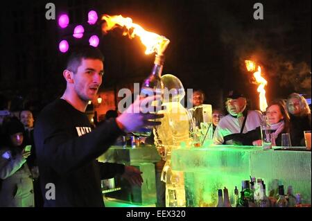 Plzen, Repubblica Ceca. Xvii gen, 2015. Il gala di apertura della Capitale Europea della Cultura 2015 (ECC) progetto inizia presso la piazza centrale di Plzen, Repubblica Ceca, sabato 17 gennaio, 2015. Capitale europea della cultura del progetto in Plzen offrirà circa 600 eventi di quest'anno, compresi nuovo Circo e spettacoli teatrali, concerti e mostre. © Pavel Nemecek/CTK foto/Alamy Live News Foto Stock