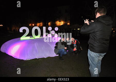 Plzen, Repubblica Ceca. Xvii gen, 2015. Il gala di apertura della Capitale Europea della Cultura 2015 (ECC) progetto inizia presso la piazza centrale di Plzen, Repubblica Ceca, sabato 17 gennaio, 2015. Capitale europea della cultura del progetto in Plzen offrirà circa 600 eventi di quest'anno, compresi nuovo Circo e spettacoli teatrali, concerti e mostre. © Pavel Nemecek/CTK foto/Alamy Live News Foto Stock