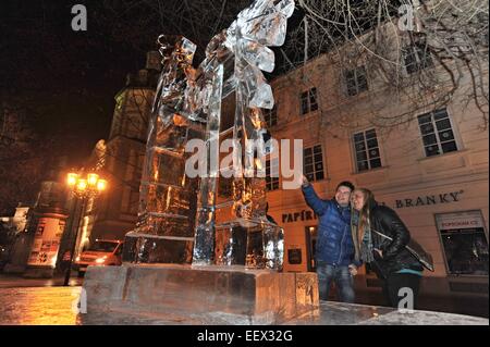 Plzen, Repubblica Ceca. Xvii gen, 2015. Il gala di apertura della Capitale Europea della Cultura 2015 (ECC) progetto inizia presso la piazza centrale di Plzen, Repubblica Ceca, sabato 17 gennaio, 2015. Capitale europea della cultura del progetto in Plzen offrirà circa 600 eventi di quest'anno, compresi nuovo Circo e spettacoli teatrali, concerti e mostre. © Pavel Nemecek/CTK foto/Alamy Live News Foto Stock