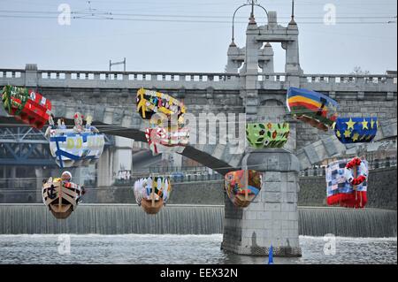 Plzen, Repubblica Ceca. Xvii gen, 2015. Il gala di apertura della Capitale Europea della Cultura 2015 (ECC) progetto inizia presso la piazza centrale di Plzen, Repubblica Ceca, sabato 17 gennaio, 2015. Capitale europea della cultura del progetto in Plzen offrirà circa 600 eventi di quest'anno, compresi nuovo Circo e spettacoli teatrali, concerti e mostre. © Pavel Nemecek/CTK foto/Alamy Live News Foto Stock