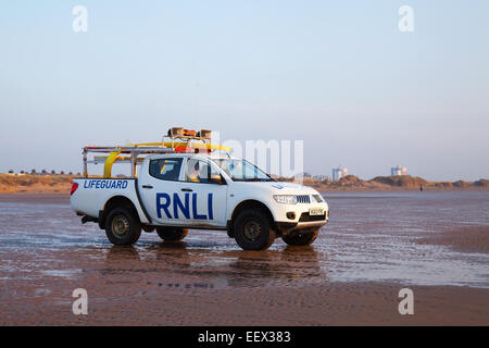 BAGNINI a Liverpool, Merseyside, Regno Unito 22 gennaio 2015. Meteo nel Regno Unito. Serata tranquilla dopo un'alta marea sulla spiaggia di Crosby. La guardia costiera RNLI mantiene una pattuglia statica, come precauzione di sicurezza, per monitorare il movimento dei visitatori alla spiaggia. Crosby, a sud di Fornby, è un'ampia distesa di sabbia, per lo più sostenuta da una passeggiata, con una marea di tre miglia. Sebbene non sia un'acqua di balneazione designata, molti visitatori vengono a vedere le famose sculture di Anthony Gormley che possono essere parzialmente o totalmente sommerse a seconda dello stato di marea. Foto Stock