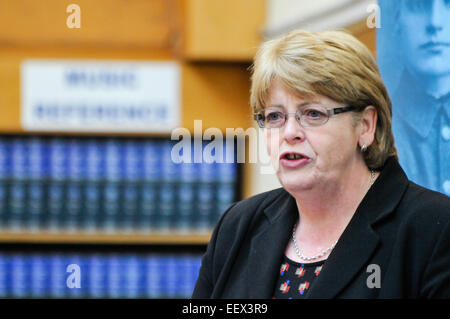 Belfast, Irlanda del Nord. 22 gen 2015 - Chief Executive di librerie NI, Irene Knox Credito: Stephen Barnes/Alamy Live News Foto Stock