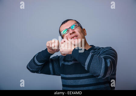 Uomo di aspetto europeo anni preme brufolo sul Foto Stock