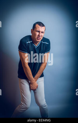 Uomo aspetto europeo brunet tenendo le mani su Foto Stock