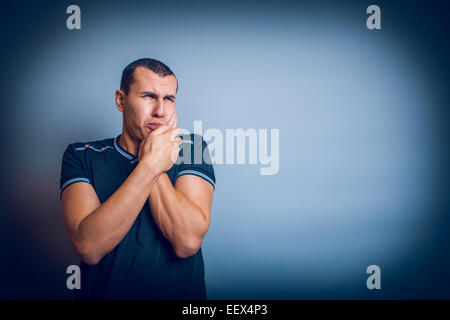 Uomo di aspetto europeo brunet premuto la mano Foto Stock