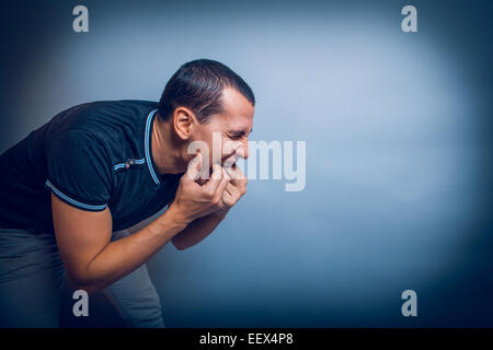 Uomo di aspetto europeo brunet spinto le sue dita Foto Stock