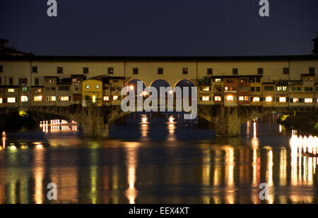 Ponte Vecchio e sul fiume Arno, Firenze, Toscana, Italia Foto Stock