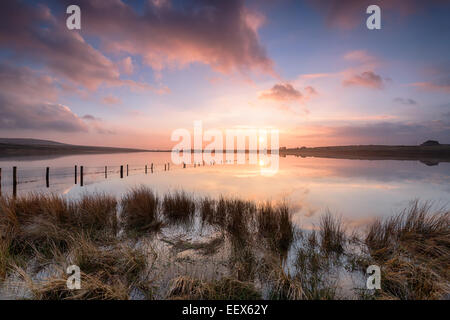 Tramonto spettacolare su Dozmary Pool una piccola misterioso lago a Bodmin Moor in Cornovaglia dove la leggenda narra che Re Artù ha gettato Foto Stock