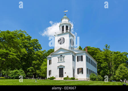 I primi 19thC chiesa sulla collina, Main Street, Lenox, Berkshire County, Massachusetts, STATI UNITI D'AMERICA Foto Stock