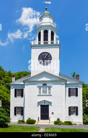 I primi 19thC chiesa sulla collina, Main Street, Lenox, Berkshire County, Massachusetts, STATI UNITI D'AMERICA Foto Stock