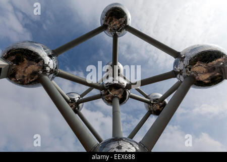 L'Atomium è un edificio di Bruxelles originariamente costruito per Expo 58, progettato da André Waterkeyn, André e Jean Polak Foto Stock