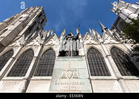 Scultura di D.J. Card Mercier fuori Cathédrale des Saints Michel et Gudule Foto Stock