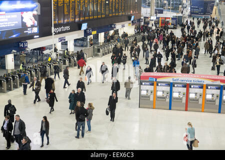 La stazione ferroviaria di London waterloo e i suoi trafficati pendolari nell'atrio in attesa di treni, Inghilterra, Regno Unito Foto Stock