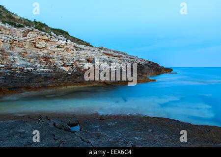 Splendide rocce e mare. Tramonto sul mare vicino a Rt Kamenjak, Croazia Foto Stock