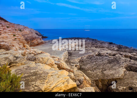 Splendide rocce e mare. Tramonto sul mare vicino a Rt Kamenjak, Croazia Foto Stock