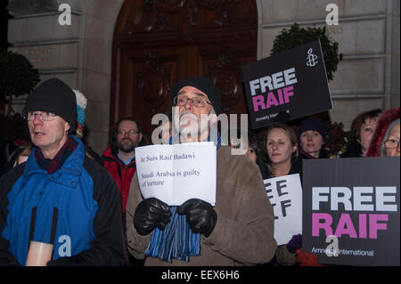 Londra, UK, 22 gennaio 2015. Al di fuori della Saudi Arabian Ambasciata a Londra il 22 gennaio 2015 la gente si riunisce per partecipare alla veglia per Raif Badawi, un Saudi Arabian blogger e editor, chi è stato condannato a dieci anni di carcere come pure una punizione di 1.000 ciglia, che devono essere consegnati in 20 sessioni di sterratura. Il secondo progetto di fustigazione è di essere sospeso dopo che una commissione medica valutato che egli non dovrebbe subire un secondo round di ciglia per motivi di salute. Credito: Stephen Chung/Alamy Live News Foto Stock