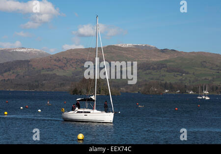 Yacht a vela al Windermere con il Fairfield Horseshoe sopra Ambleside in background Bowness Windermere Lake District Cumbria Foto Stock