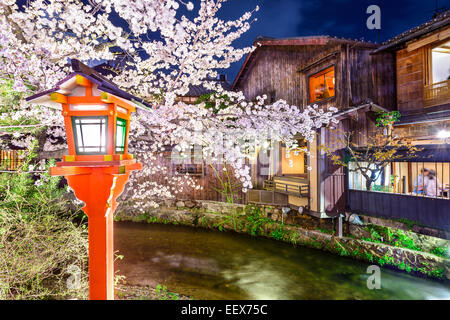 Kyoto, Giappone presso il Fiume Shirakawa nel quartiere di Gion durante la primavera la fioritura dei ciliegi stagione. Foto Stock